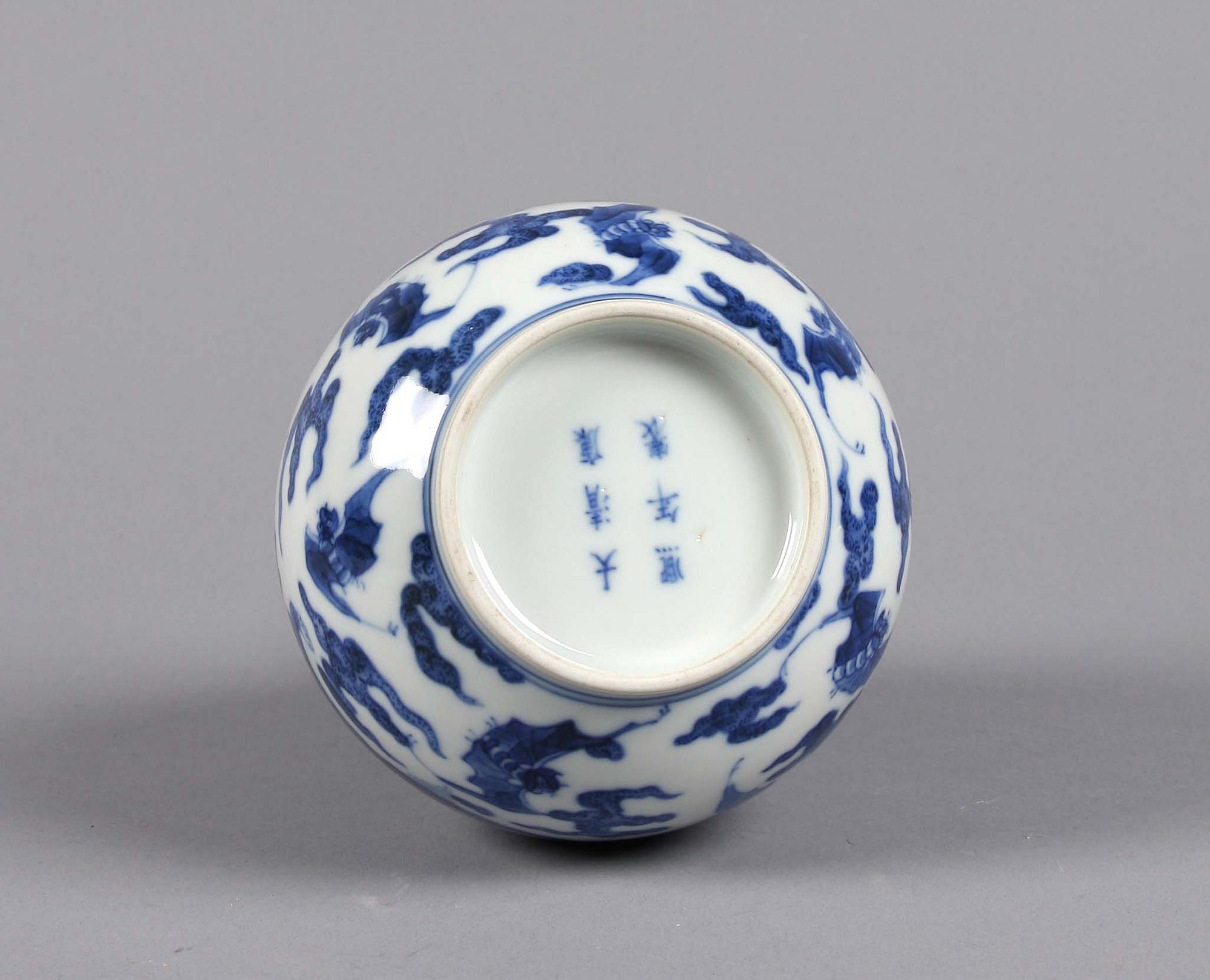 VAS, porslin. Kina, sen Qing. 1900-tal.