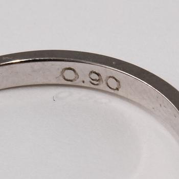 RING, 18k vitguld med ovalslipad diamant, 0.90 ct. Vikt 3 g.