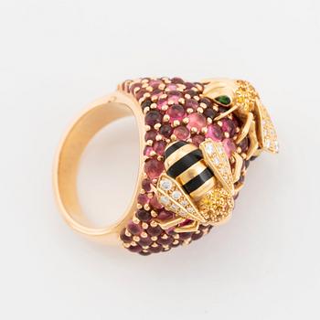 Cartier ring 18K guld och emalj med runda briljantslipade diamanter, safirer och smaragder.