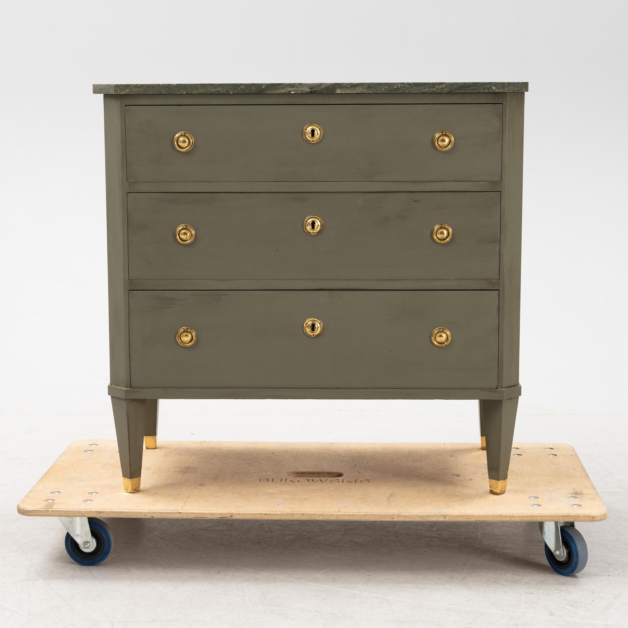 Byrå med stenskiva, 1900-talets första hälft.