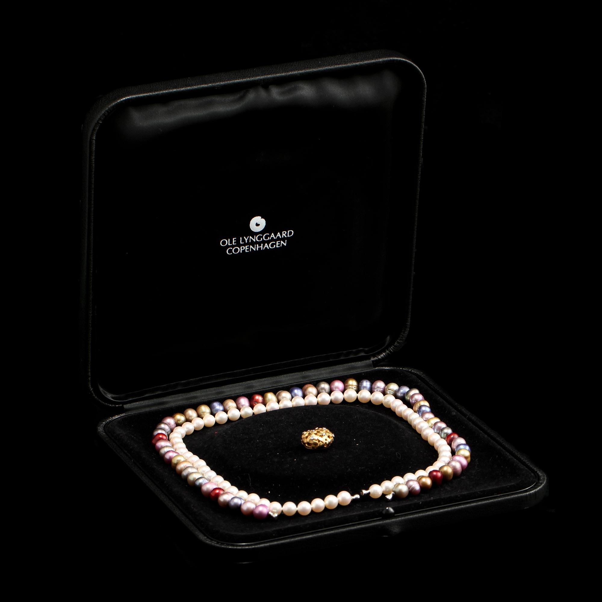 COLLIER, 2 st, odlade pärlor samt lås i 18k guld med 9 briljantslipade diamanter, Ole Lynggaard. Hänge vikt 7 g.