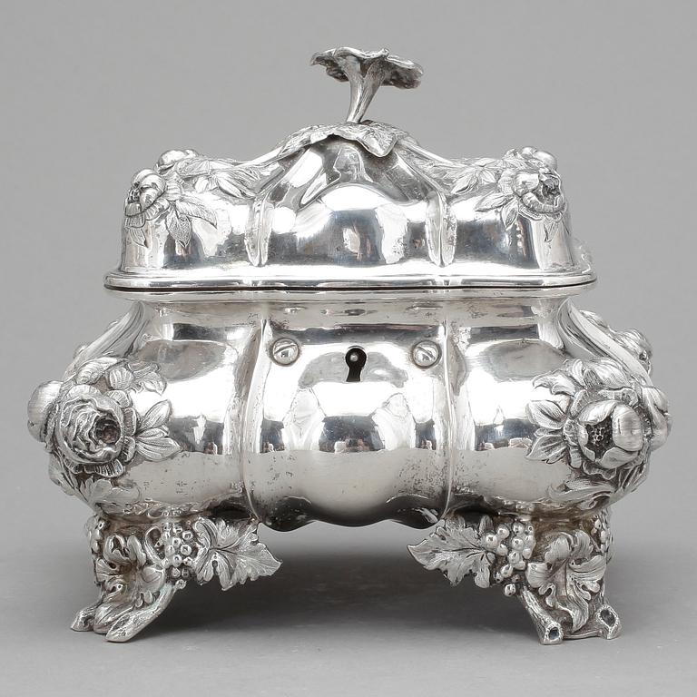 SOCKERSKRIN, silver, Lars Larsson, Göteborg, 1859. Vikt ca 683g.