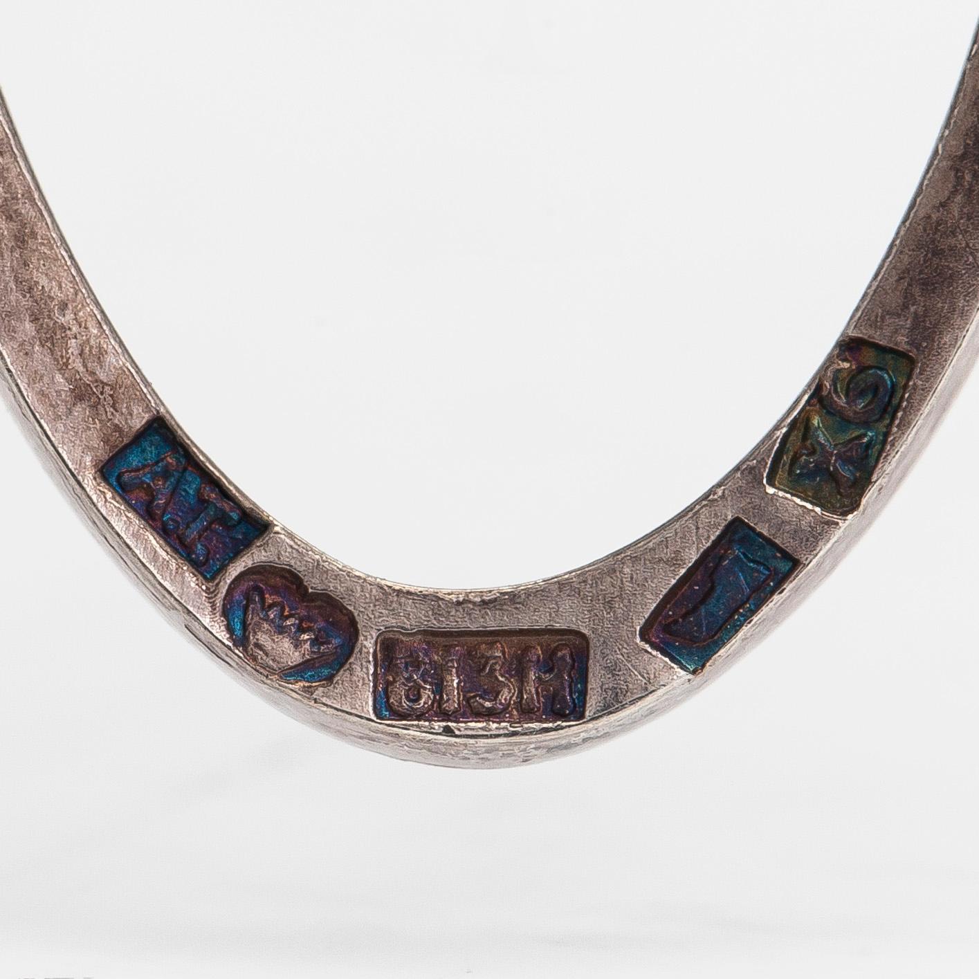 Oskar Pihl, Lucia kaulakoru/risti, 2-osainen, hopeaa ja sitriini. Tillander, Helsinki 1951.