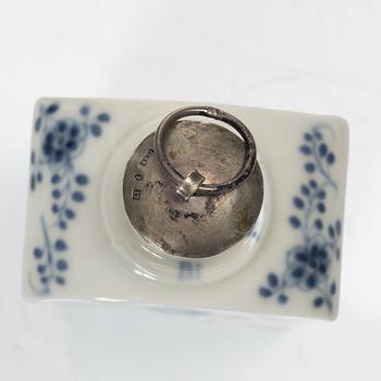 A 'Mussel-pattern' porcelain teacaddy, probably Germany,19th century.