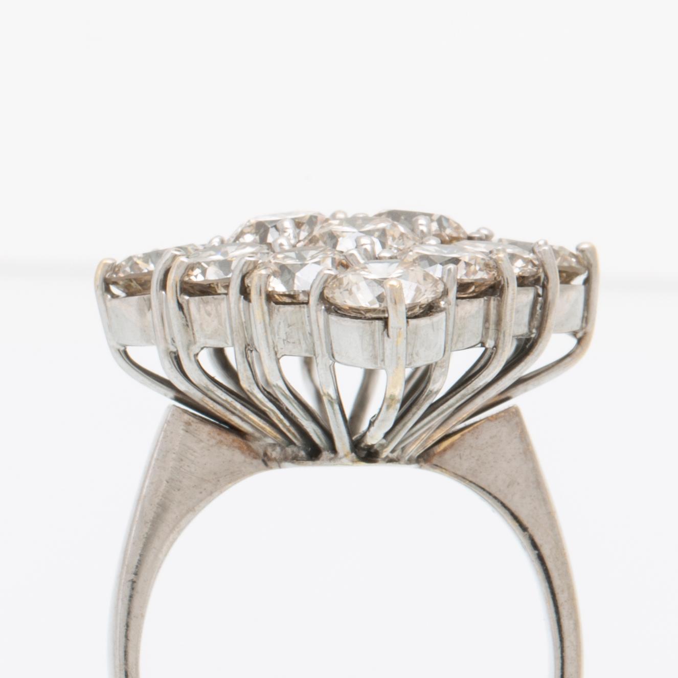 An 18K white gold and diamond ring, approx. 11.2 ct.