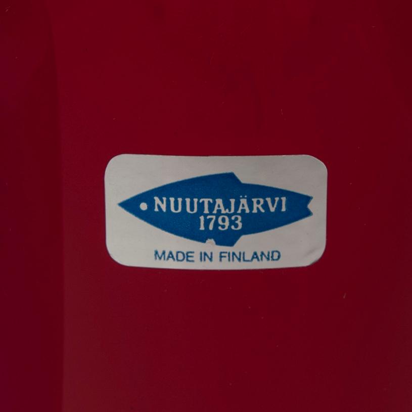 PULLO ja MALJA, lasia, toinen signeerattu "Oiva Toikka Nuutajärvi 170/2000" ja toinen merkitty "Nuutajärvi Notsjö".
