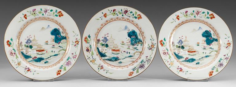 TALLRIKAR, tre stycken, kompaniporslin. Qing dynastin, Qianlong (1736-95).