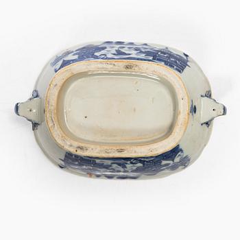 Six blue and white porcelai plates and a butter tureen, China, Jiaqing (1796-1820).