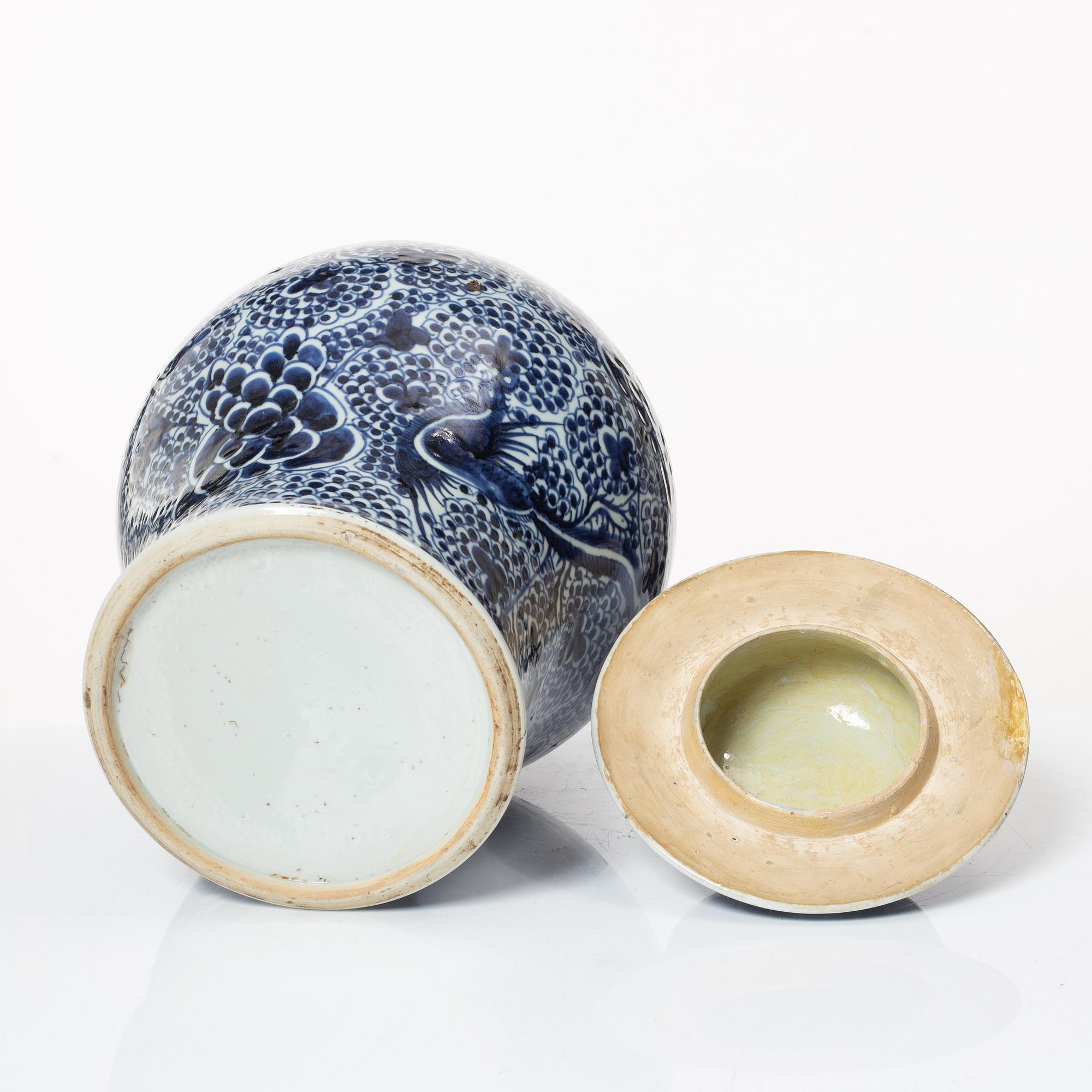 Urna med lock, porslin. Qingdynastin, 1700-tal.