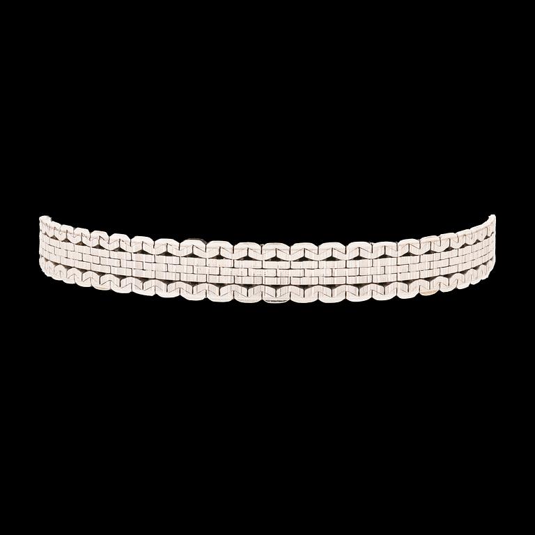 An 18K white gold bracelet.