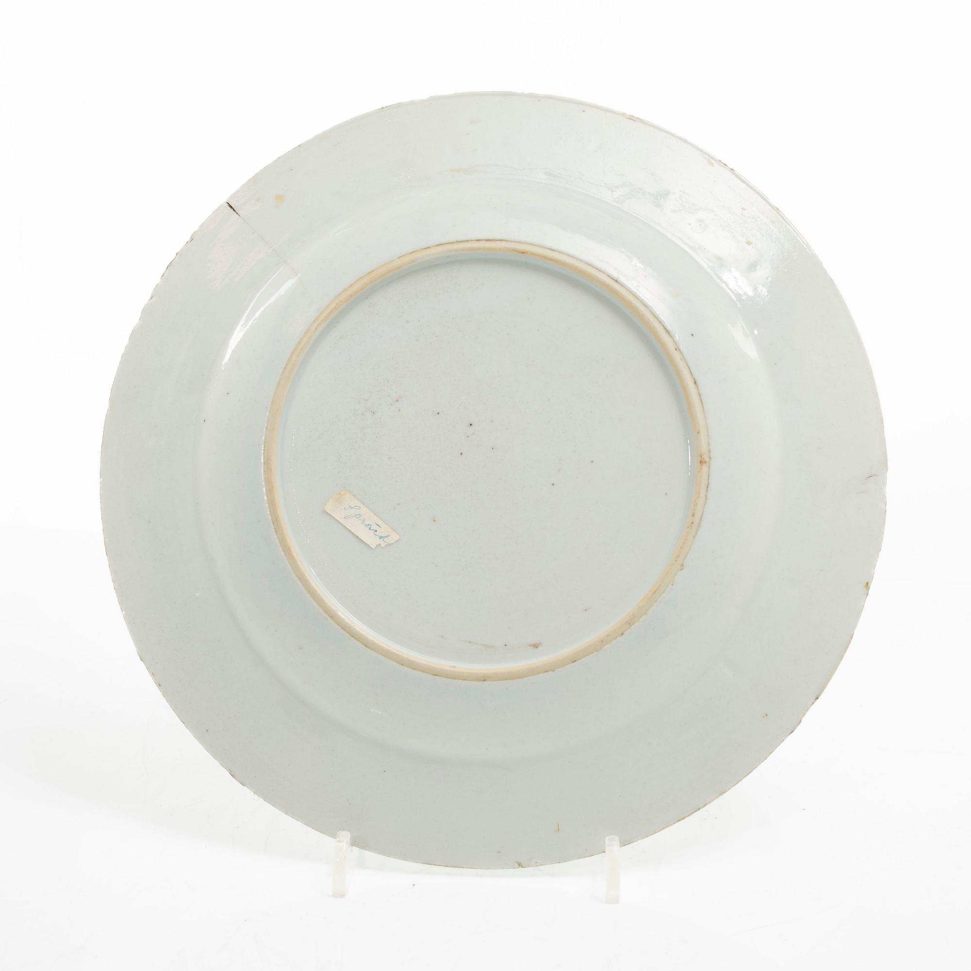 Tallrikar, tre stycken, porslin. Qingdynastin, 1700-tal.