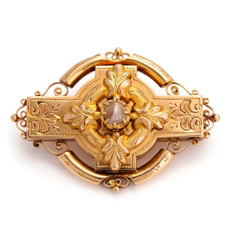 An 18K gold brooch with a half-pearl, Wilhelm Porthan, Viipuri 1887.