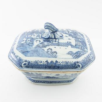 Tureen with lid China Qianlong (1736-95) porcelain.