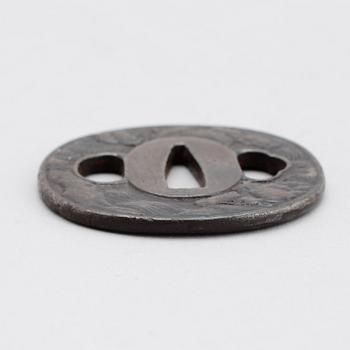 TSUBA, järn, signerad Mitsunaga, 1800-/1900-tal.