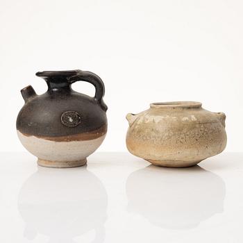 Krukor, två stycken, vaser, två stycken, skål och kanna, Mingdynastin (1368-1644.