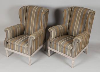 ÖRONLAPPSFÅTÖLJER, 1 par, 1900-första hälft.