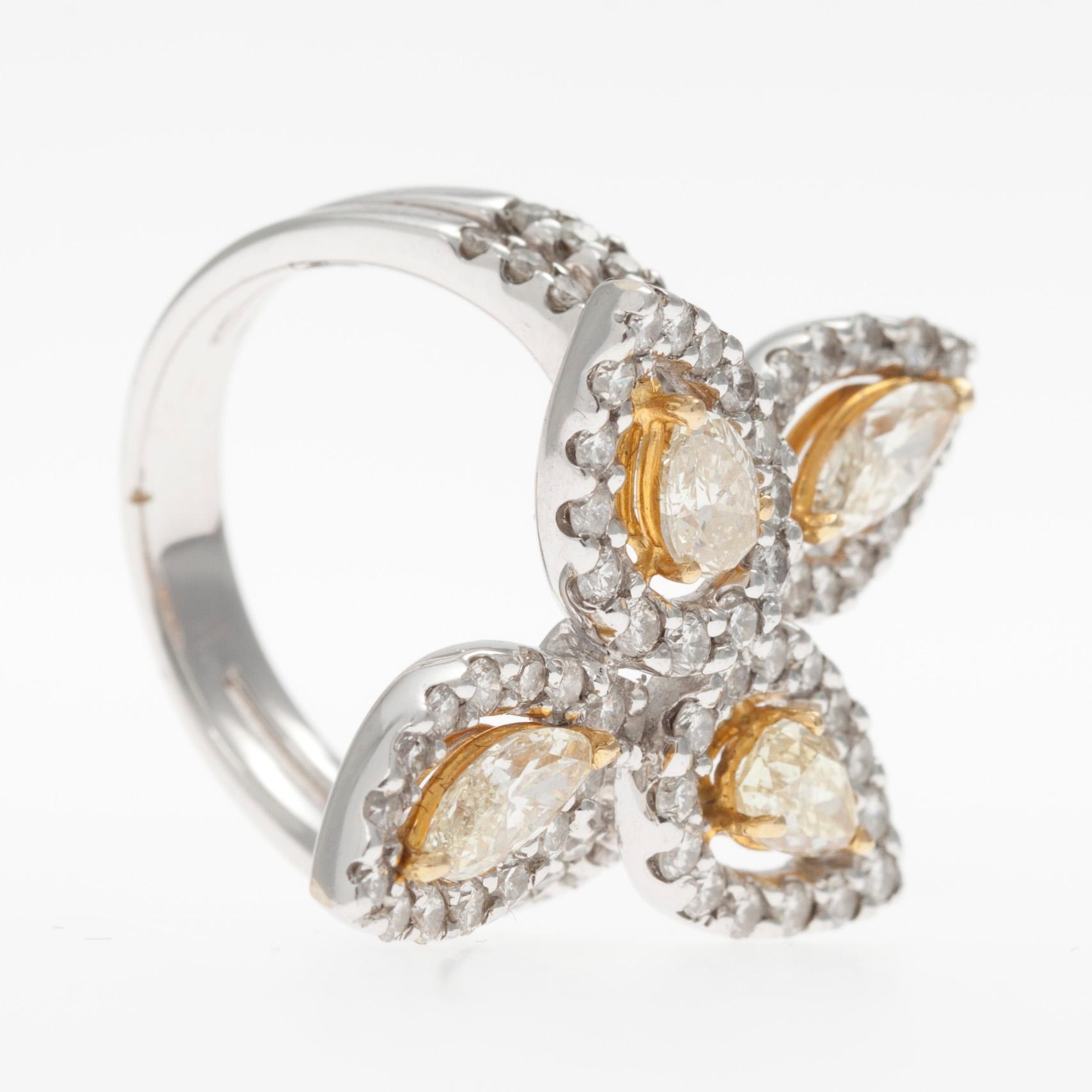 RING, 18K vitguld, ljusgula diamanter samt små färglösa diamanter tot. 2,87 ct. Vikt 2,87 g.