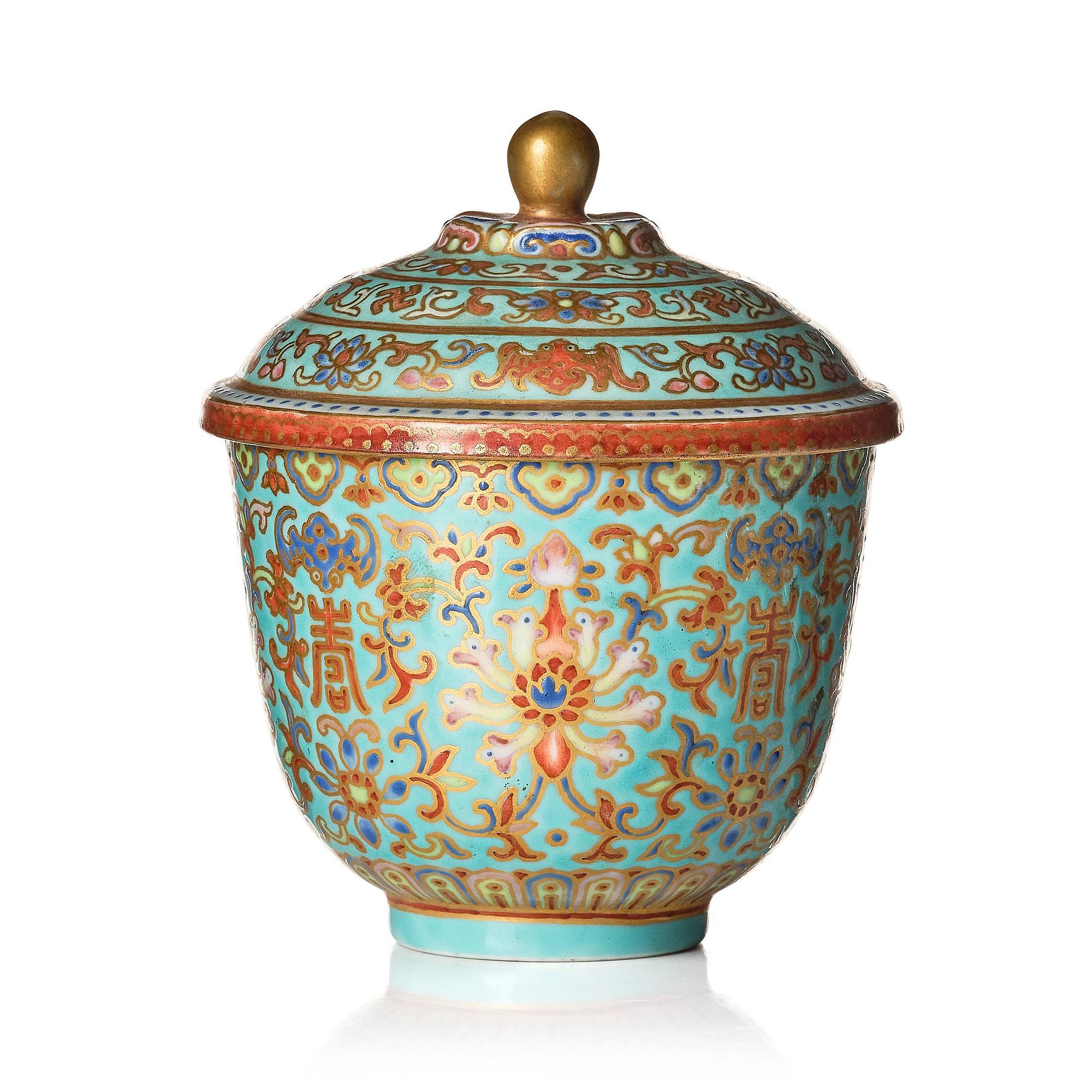 Kopp med lock, porslin. Qing dynastin, med Jiaqings märke och period (1796-1820).