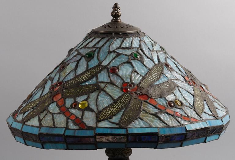 BORDSARMATUR. Tiffany-stil. Bla glas och metall. Dekor av sländor.