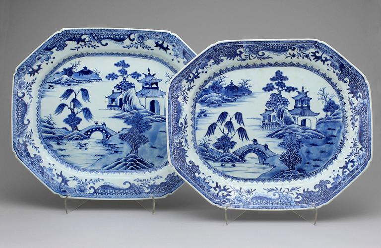 STEKFAT, ett par snarlika, porslin, Qianlong, Kina 1700-tal.