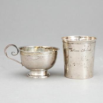 TUMLARE samt BÄGARE, silver, bland annat Peter Romare, Hälsingborg, 1866. Vikt ca 57g.