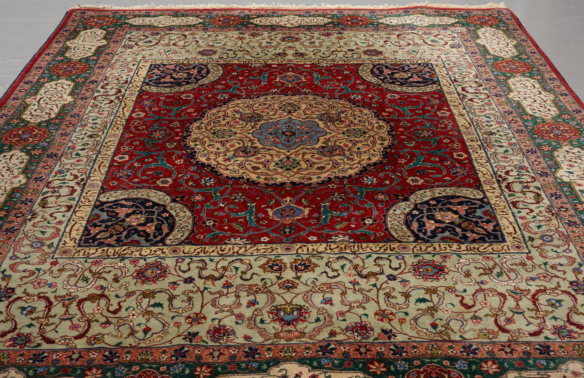 Matta, semiantik Täbris, signerad ca 335,5 x 256,5 - 261,5 cm.