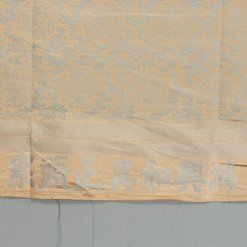 TYGRULLAR, 2 st, siden. 1125,5 x 75,5 respektive 425 x 65,5 cm. Kina 1900-talets förra hälft.