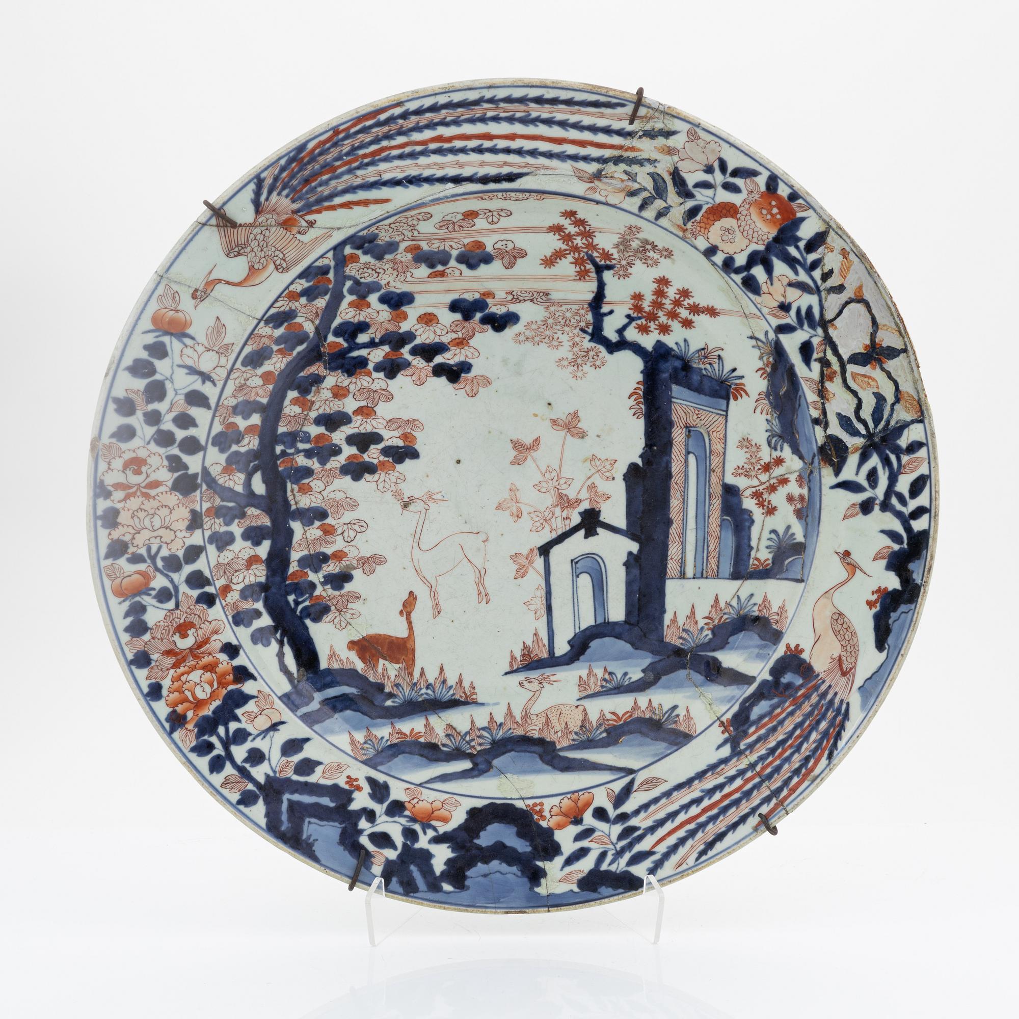 A large imari Genroku charger, 18th Century.
