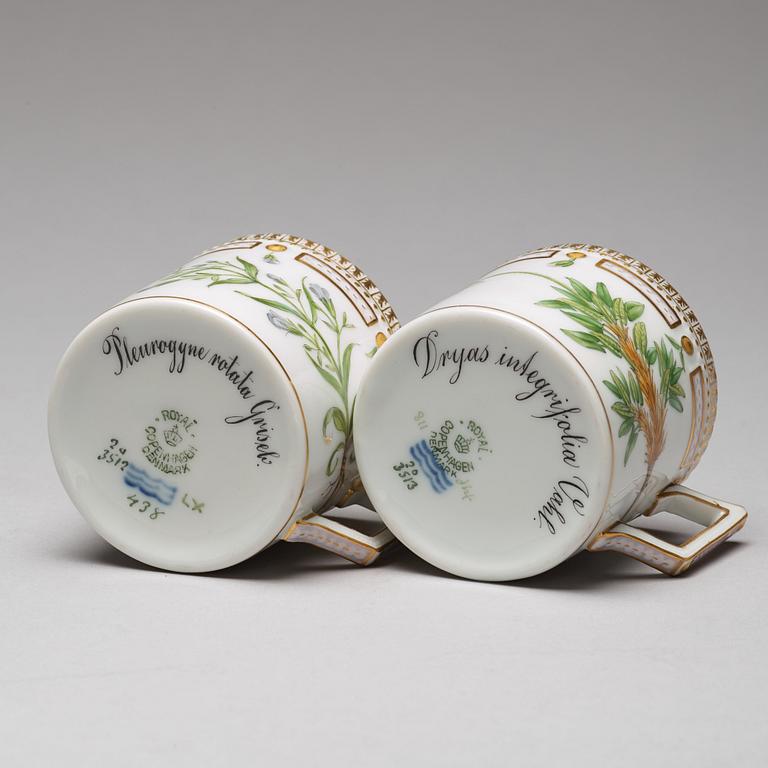 KAFFEKOPPAR med FAT, ett par, porslin. "Flora Danica", Royal Copenhagen, Danmark, 1900-tal.
