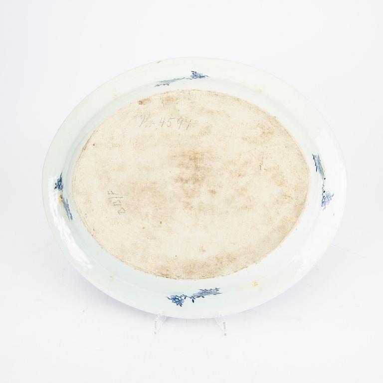 A Chinese Qianlong porcelain plate.