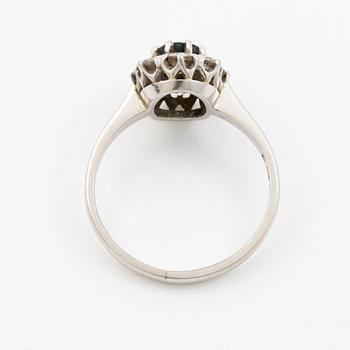 Ring, carmosé, platina med safir och briljantslipade diamanter.