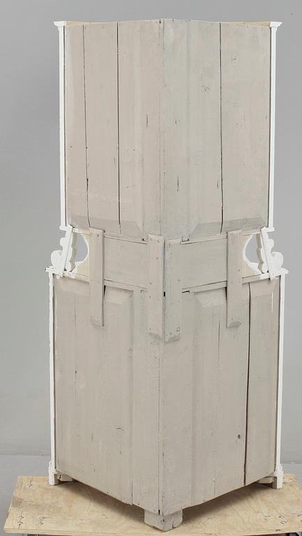 HÖRNSKÅP, allmoge, 1900-talets början.