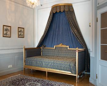 A gustavian style bed.