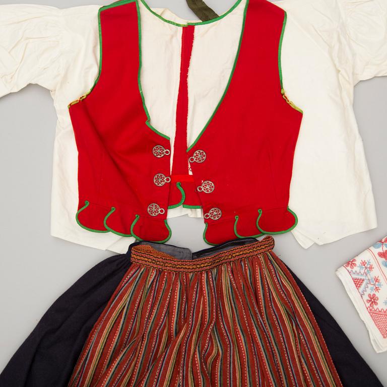 FOLKDRÄKT. Östergötland. 1900-tal.