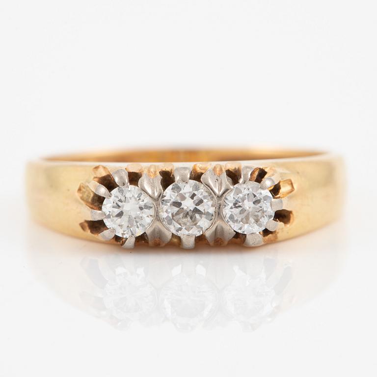 Ring, 18K guld med tre briljantslipade diamanter.
