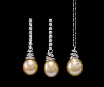A SET OF JEWELLERY, brilliant cut diamonds c. 1.82 ct. South sea pearls  12,5 - 13,5 mm. Weight 19,4 g.
