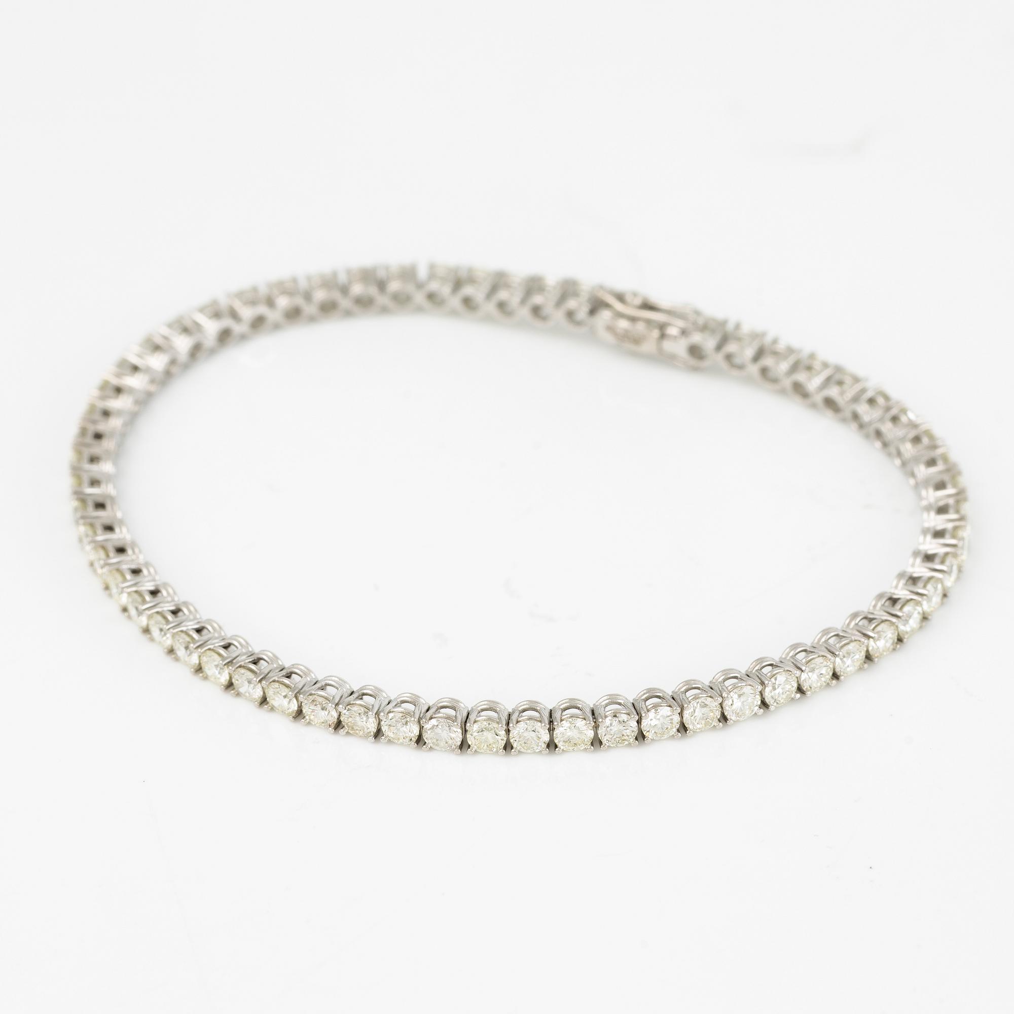 Tennis bracelet with brilliant-cut diamonds.