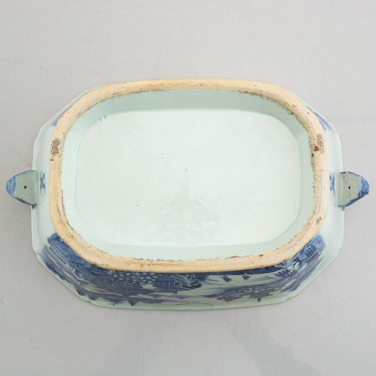 A blue and white porcelain tureen with cover, China, Qianlong (1736-95).