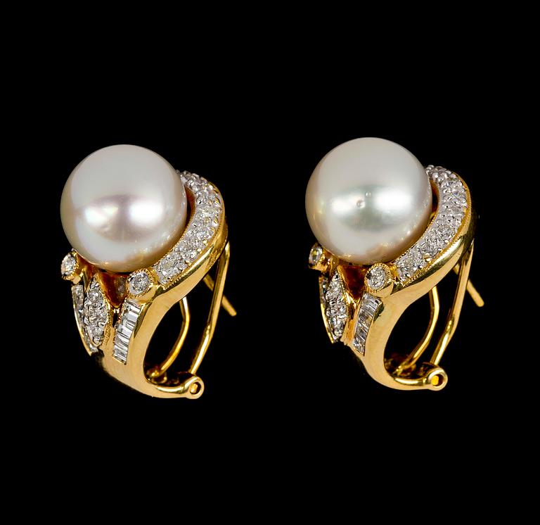 EARRINGS, cultured South sea pearls, 11.4 mm and brilliant- and baguette cut diamonds, tot. app. 1.50 cts.