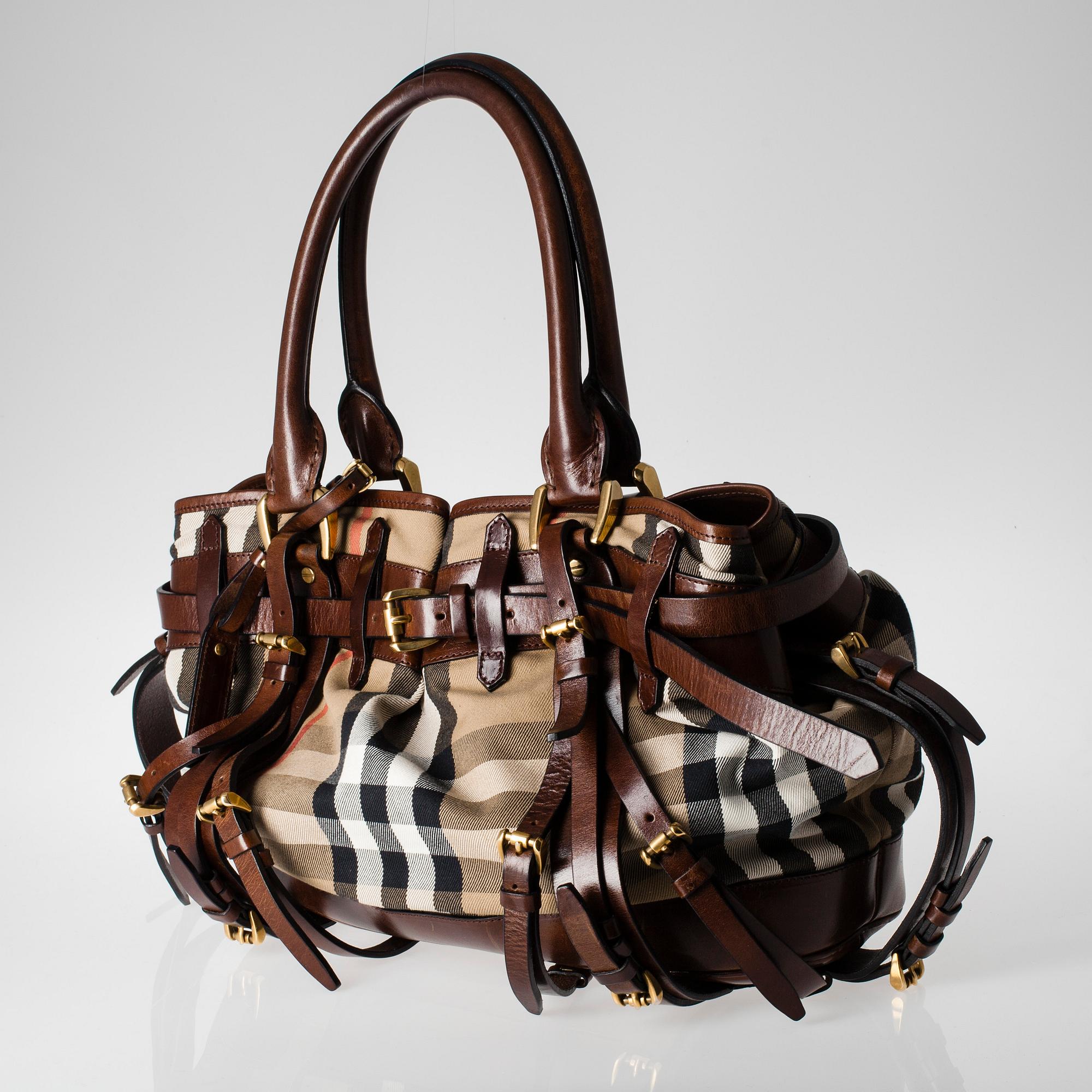 LAUKKU, Burberry.