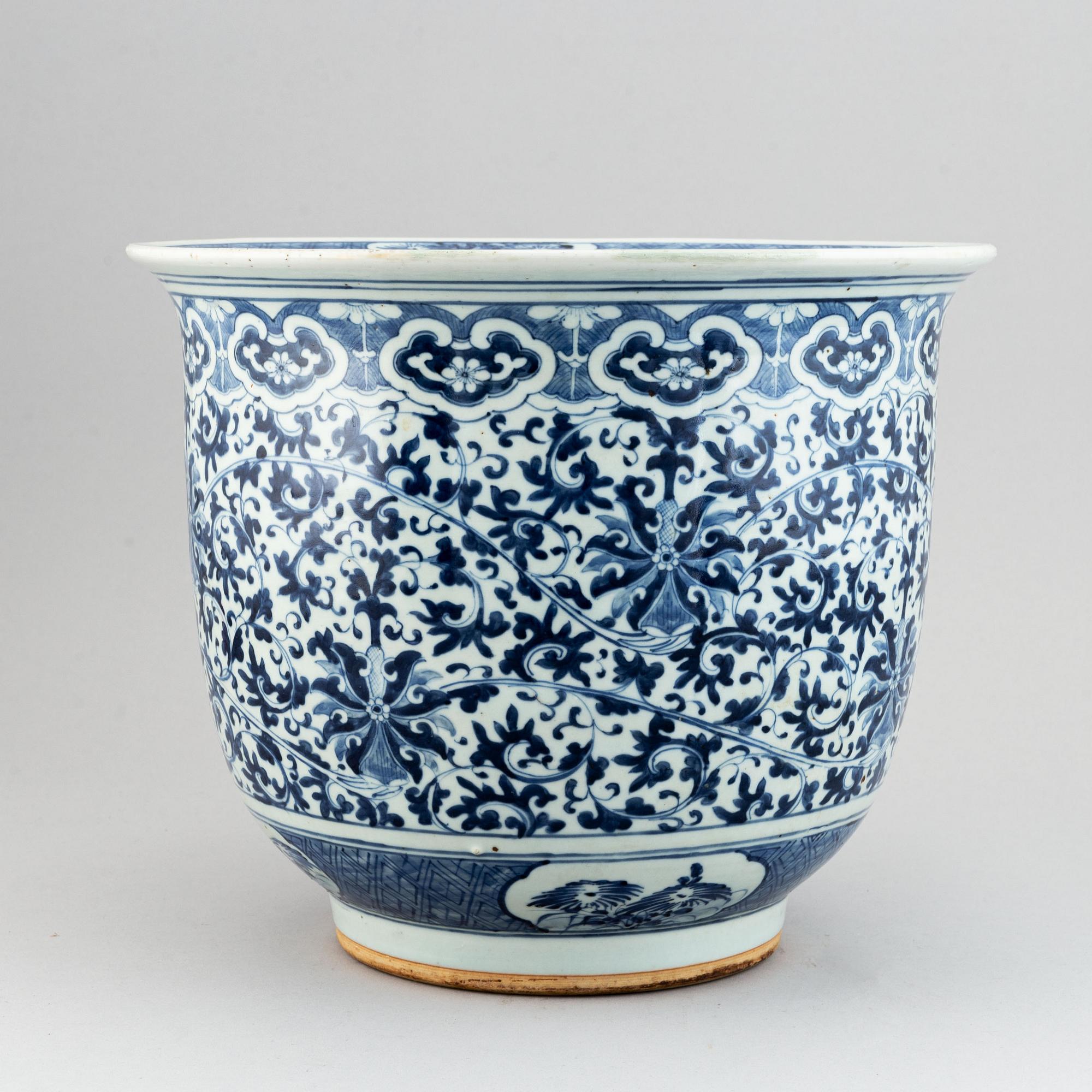 Ytterfoder, porslin. Qingdynastin, 1800-tal.