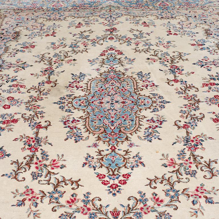 Matto, semi-antique Kerman, ca 370 x 249 cm.