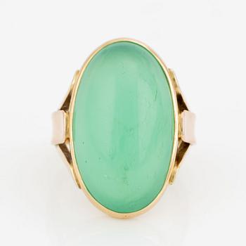 Ring, W.A Bolin, 18K guld med oval cabochonslipad krysopras.