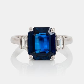 823. Ring platina med en fasettslipad safir 4.58 ct samt baguetteslipade diamanter.