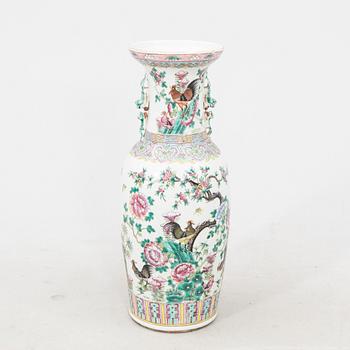 A Chinese porcelain vase, around 1900.