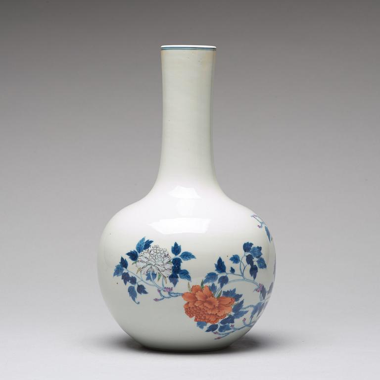 A famille rose vase, Qing dynasty with seal mark.