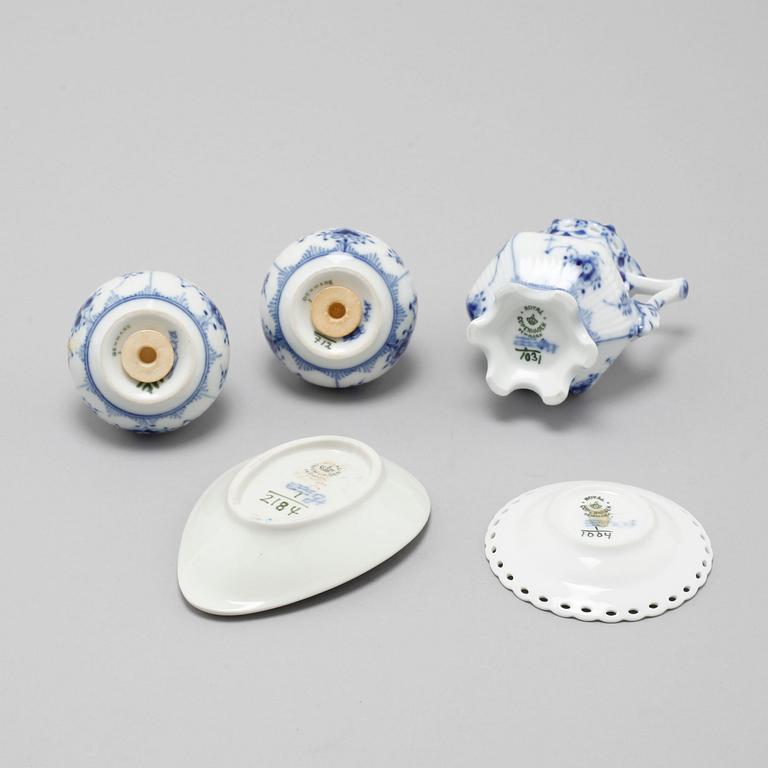 A set 38 pieces of Royal Copenhagen porcelain named "Musselmalet".