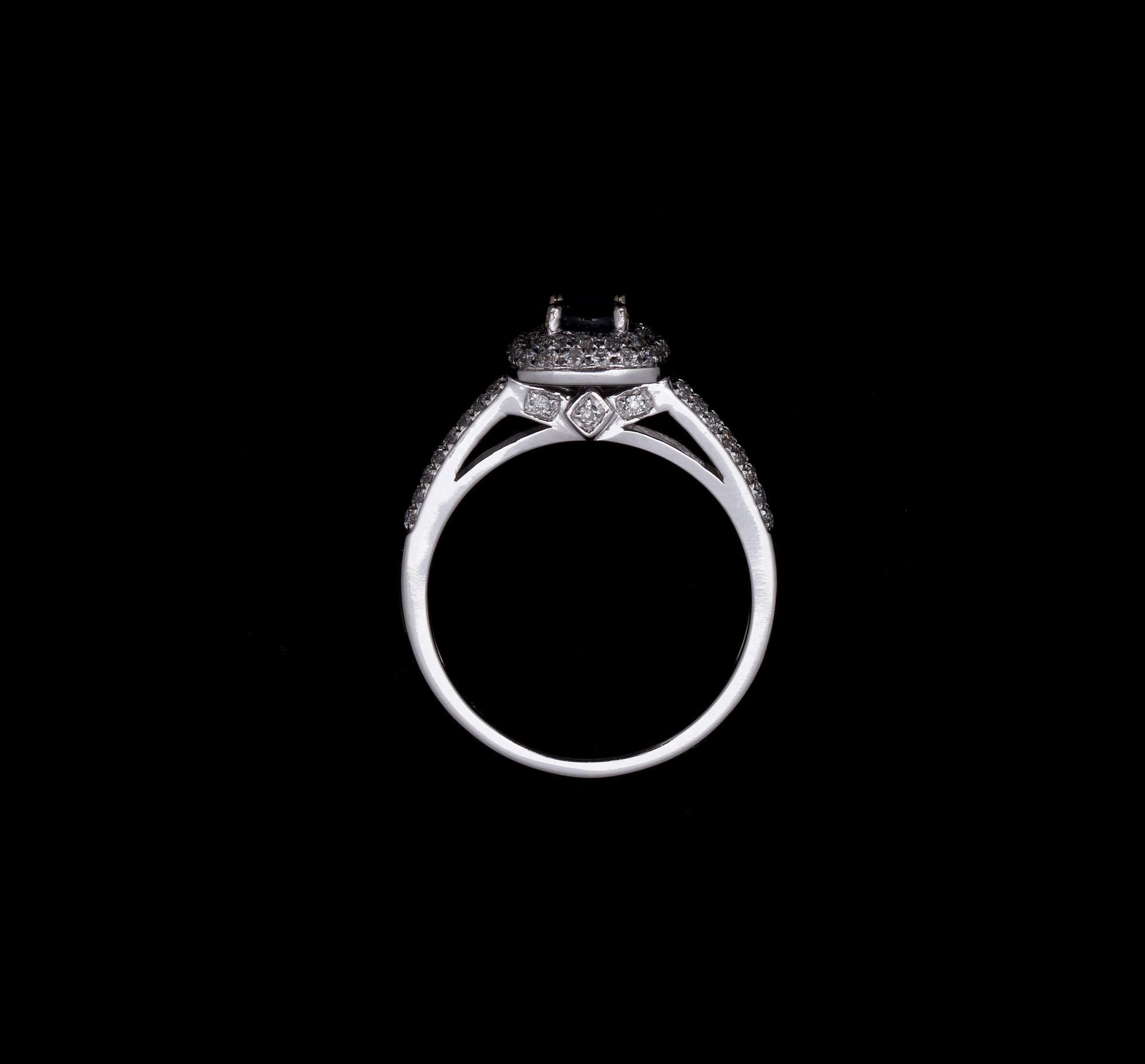 RING, 14 k vitguld med safir samt brilantslipade diamanter ca 0,30 ct. Vikt ca 3 g.