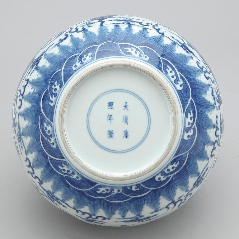 KRUKA, porslin, Kangxistil, Kina troligen 1800/1900-tal.