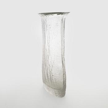 Timo Sarpaneva, A glass vase from "Finlandia"- series, signed Timo Sarpaneva.